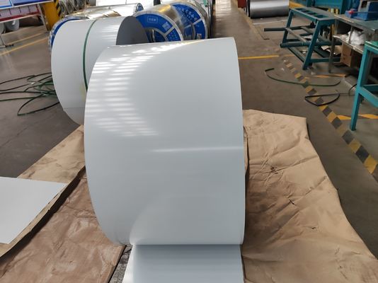kopen Voorgeverfde stalen spoel PPGI spoel met 700-1250 mm breedte 3-8 MT gewicht en 30-275 g/m2 zinkcoating online manufacture